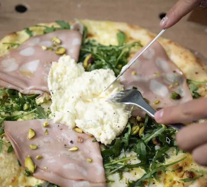 Mortadella-pizza med stracciatella, pistacie og rucola